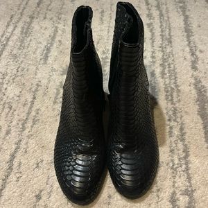 Steve Madden Black Gibbs Croc Skin Ankle Booties Size 8.5